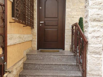 Constanta - Tomis 1- Spitalul Judetean - 4 camere in vila cu curte