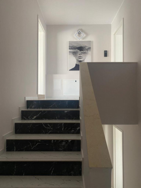 Mamaia Nord - Vila tip duplex P+2 , pe partea marii , la doi pasi de plaja