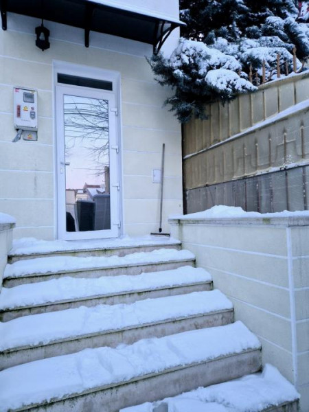 Ultracentral - Etaj de vila cu intrare si curte separata