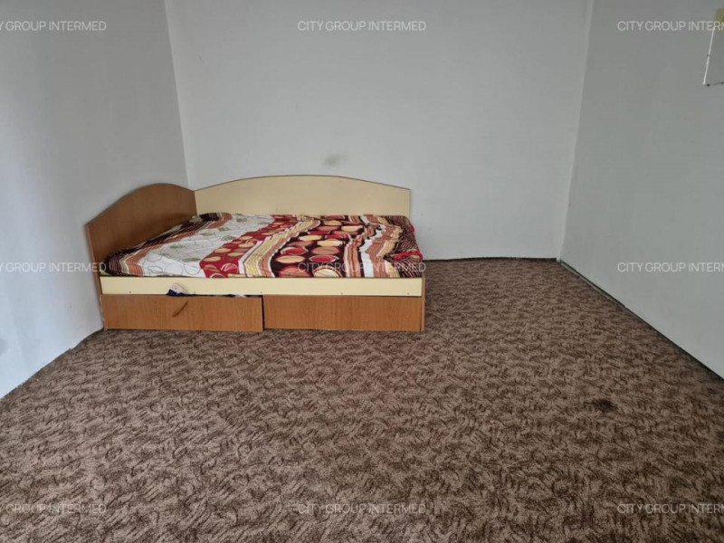 CET - Cumpenei - casa modesta cu teren generos