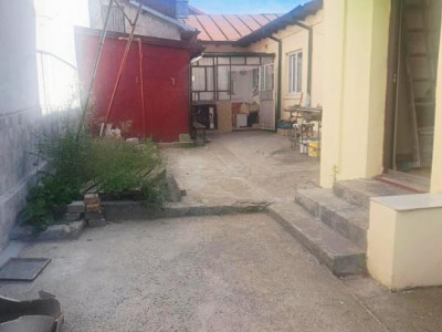 Constanta - zona Universitate - B-dul Mamaia - casa parter renovabila